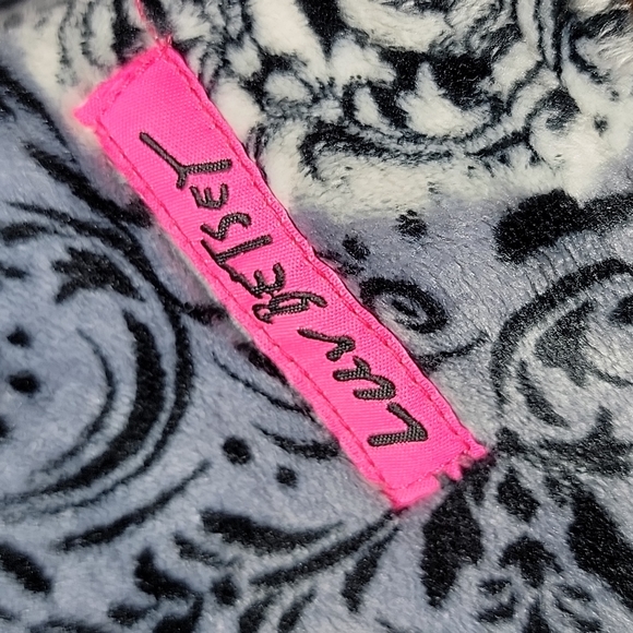 Betsey Johnson Skulls Halloween Limited Edition Throw Blanket - Picture 5 of 9